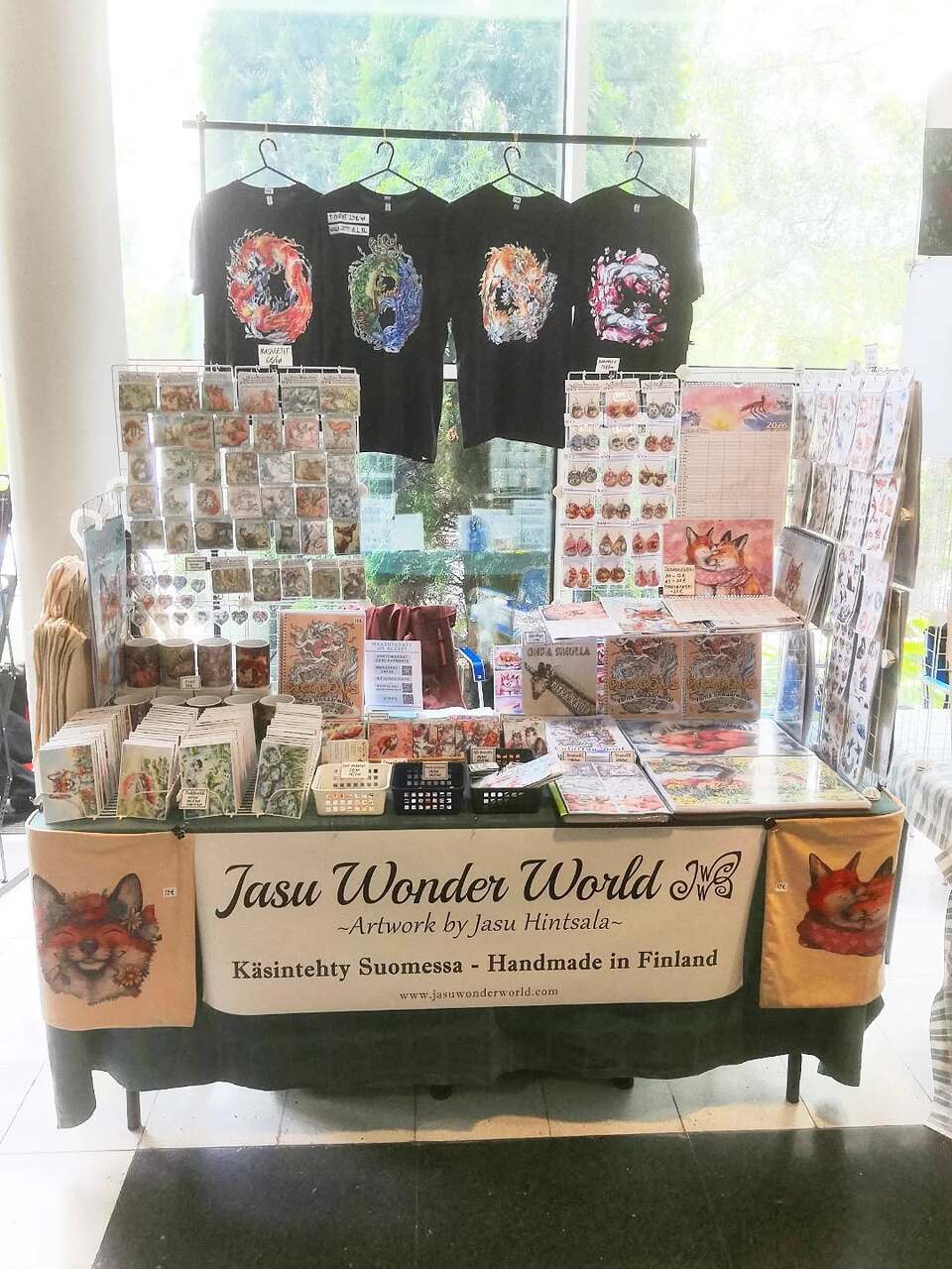 Photos of my table at Tracon last weekend. I had such a great time! Big thanks to everyone who stopped by my table, you're the best! ^u^