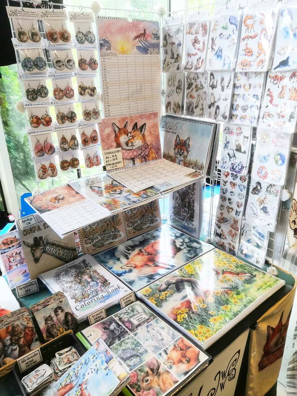 Photos of my table at Tracon last weekend. I had such a great time! Big thanks to everyone who stopped by my table, you're the best! ^u^